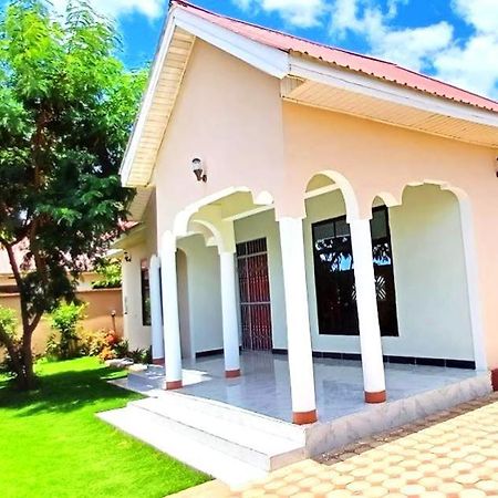Safi House Bed and Breakfast Boma la Ngombe Exteriör bild