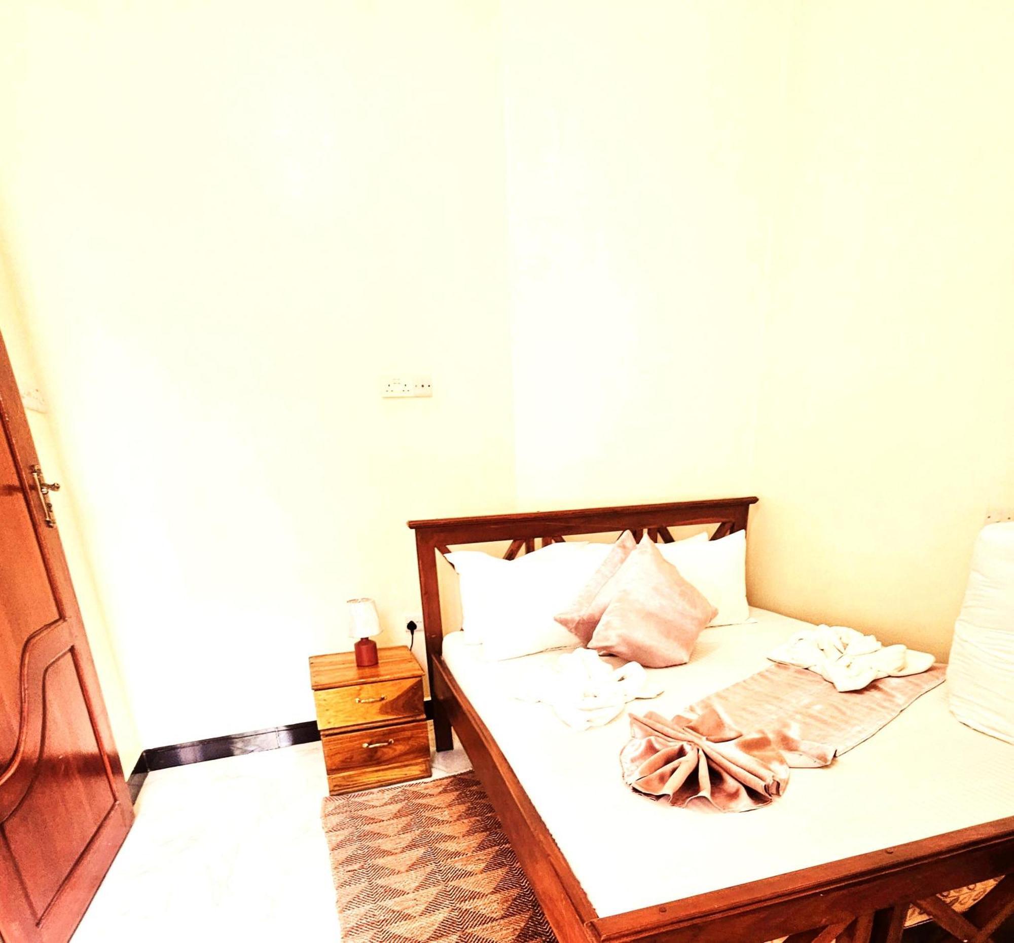 Safi House Bed and Breakfast Boma la Ngombe Exteriör bild