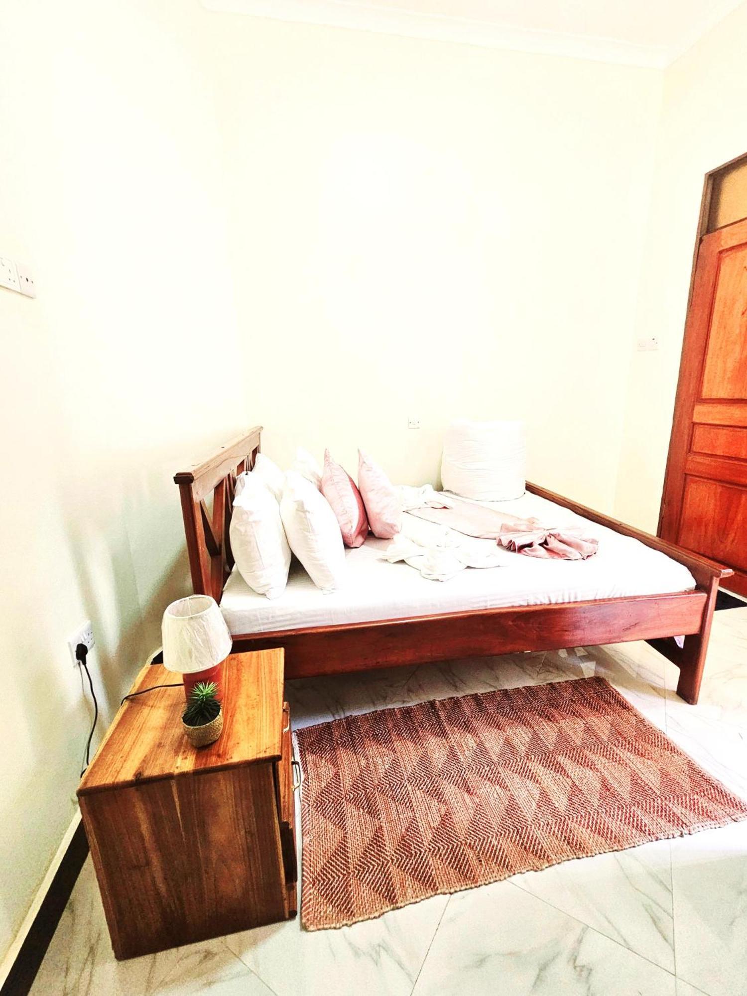 Safi House Bed and Breakfast Boma la Ngombe Exteriör bild