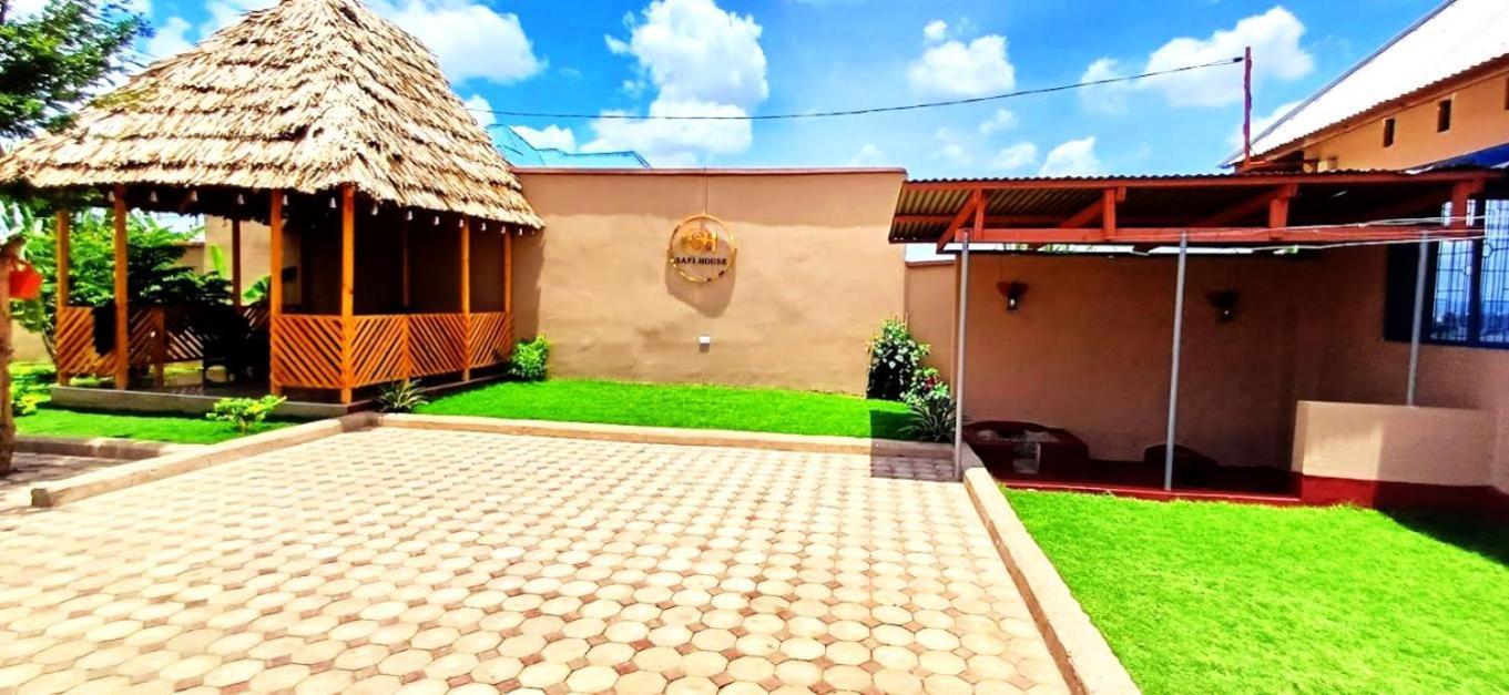 Safi House Bed and Breakfast Boma la Ngombe Exteriör bild