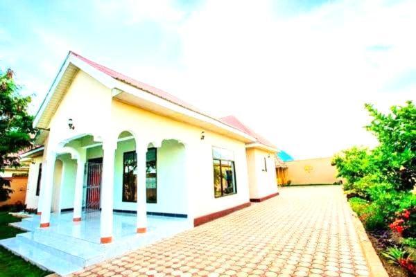 Safi House Bed and Breakfast Boma la Ngombe Exteriör bild