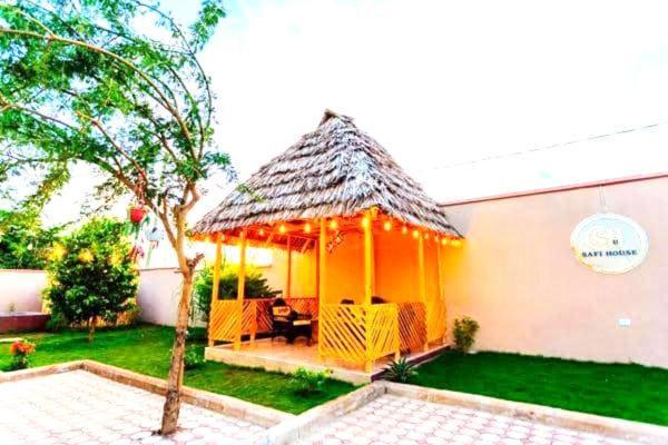 Safi House Bed and Breakfast Boma la Ngombe Exteriör bild