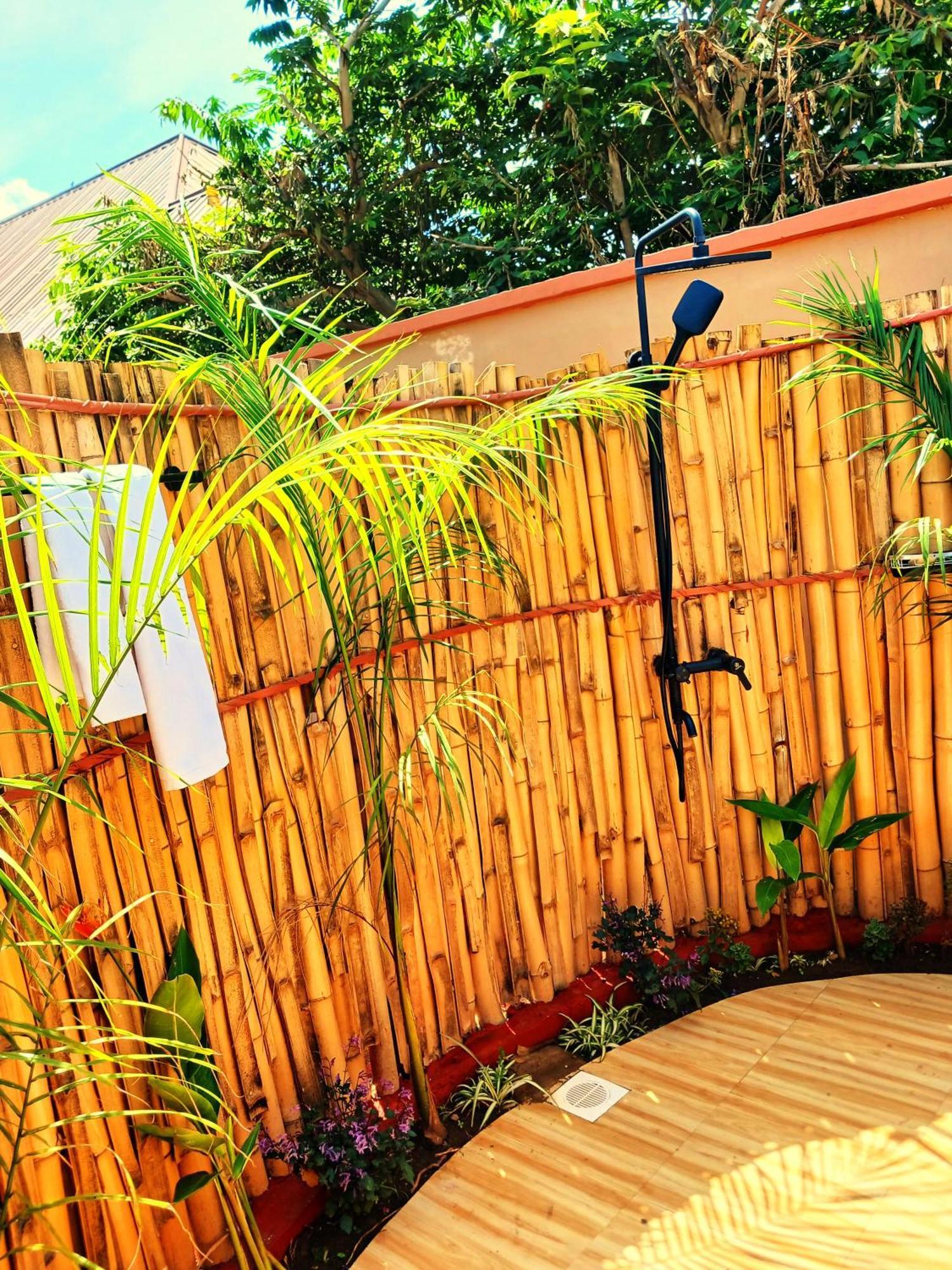 Safi House Bed and Breakfast Boma la Ngombe Exteriör bild