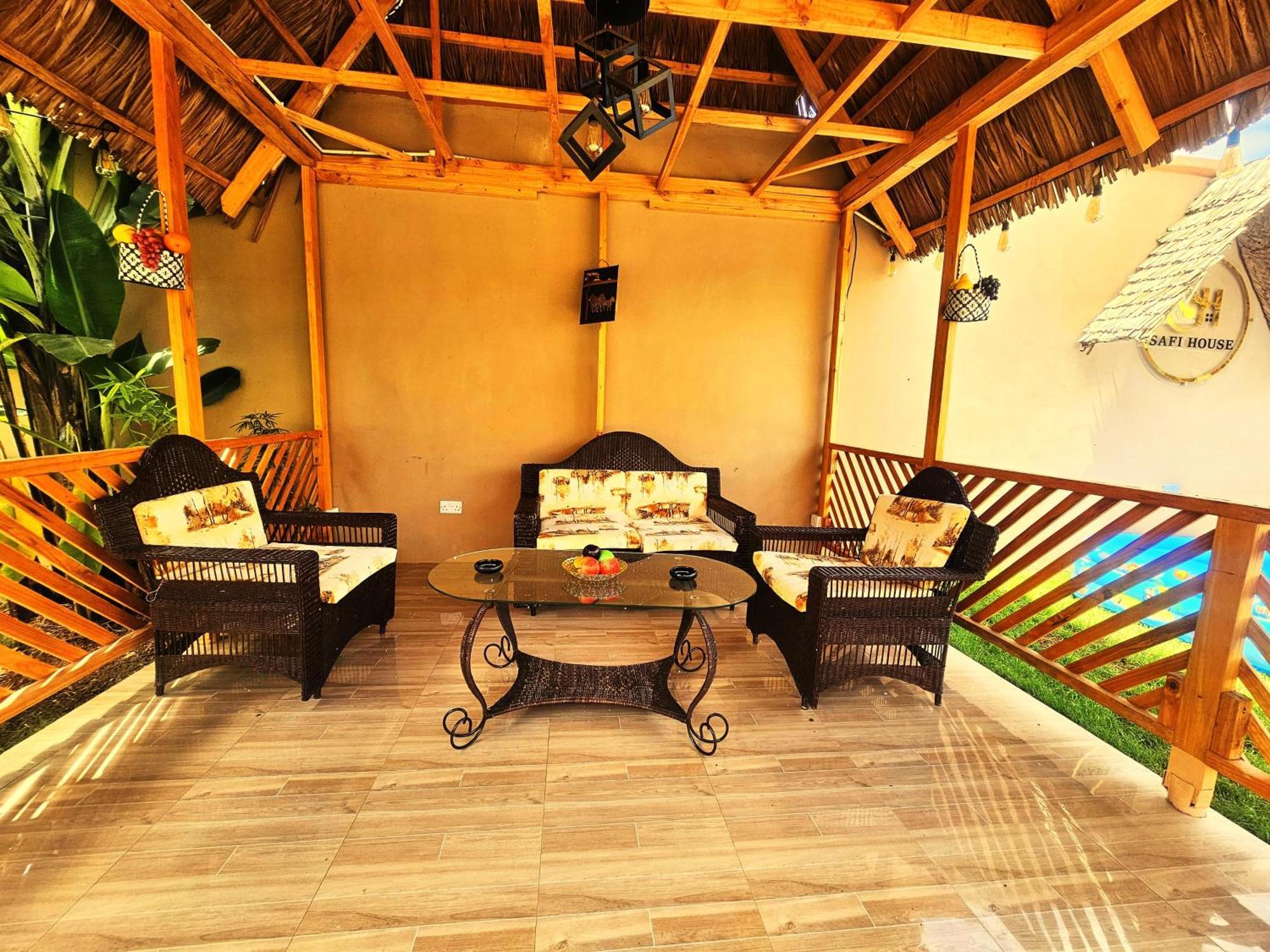 Safi House Bed and Breakfast Boma la Ngombe Exteriör bild